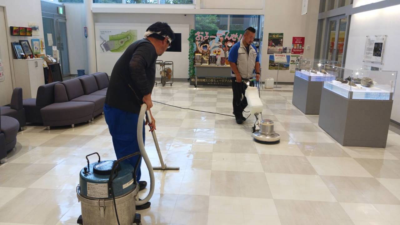 宮古市崎山貝塚縄文の森ミュージアム 床洗浄ワックス仕上げ、窓ガラス清掃
