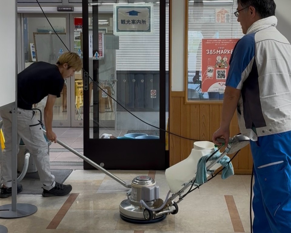 道の駅たろう 床洗浄ワックス仕上げ、窓ガラス清掃